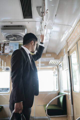 Junger Geschäftsmann in einem Zug, lizenzfreies Stockfoto