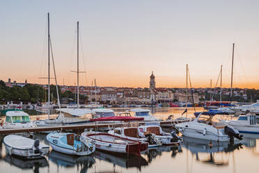 Kroatien, Krk, Stadtbild und Yachthafen bei Sonnenuntergang - WVF01418