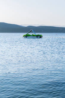 Kroatien, Krk, Boot im Meer bei Sonnenuntergang - WVF01426