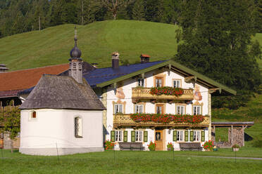 Deutschland, Bayern, Oberbayern, Isarwinkel, Jachenau, Bauernhaus mit Fresken von Franz Karner - SIEF09074
