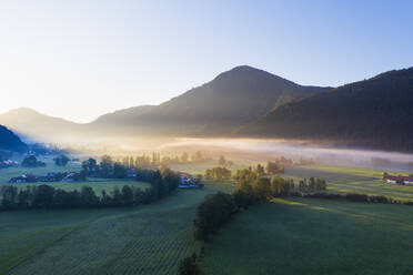 Deutschland, Bayern, Oberbayern, Isarwinkel, Jachenau, ländliche Landschaft im Nebel bei Sonnenaufgang - SIEF09076