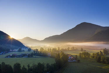 Deutschland, Bayern, Oberbayern, Isarwinkel, Jachenau, ländliche Landschaft im Nebel bei Sonnenaufgang - SIEF09077