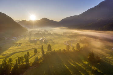 Deutschland, Bayern, Oberbayern, Isarwinkel, Jachenau, ländliche Landschaft im Nebel bei Sonnenaufgang - SIEF09078