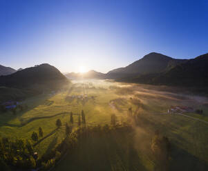 Deutschland, Bayern, Oberbayern, Isarwinkel, Jachenau, ländliche Landschaft im Nebel bei Sonnenaufgang - SIEF09081