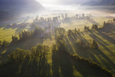 Deutschland, Bayern, Oberbayern, Isarwinkel, Jachenau, ländliche Landschaft im Nebel bei Sonnenaufgang - SIEF09088