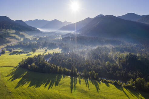 Deutschland, Bayern, Oberbayern, Isarwinkel, Jachenau, ländliche Landschaft im Nebel bei Sonnenaufgang - SIEF09090