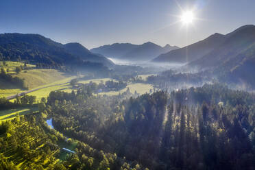 Deutschland, Bayern, Oberbayern, Isarwinkel, Jachenau, Fluss in Berglandschaft bei Sonnenaufgang - SIEF09092