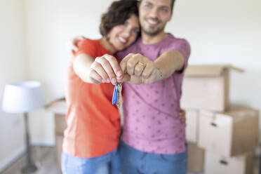 Happy couple showing the keys of the new home - WPEF01926