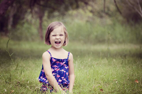 Porträt eines schreienden kleinen Mädchens auf einer Lichtung - XCF00253