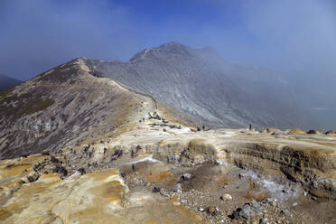 Indonesien, Java, malerische Aussicht auf den Vulkan Ijen - KNTF03513