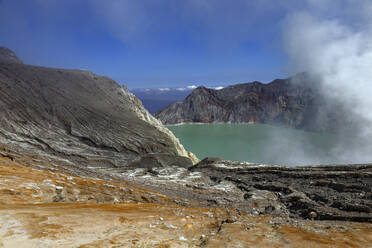 Indonesien, Java, malerische Aussicht auf den Vulkan Ijen - KNTF03514