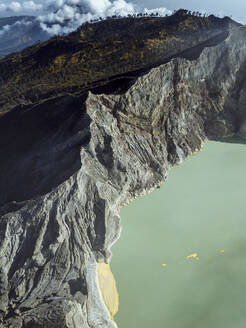 Indonesien, Java, Luftaufnahme des grünen Schwefelsees des Vulkans Ijen - KNTF03536
