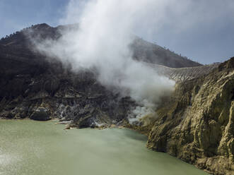 Indonesien, Java, Luftaufnahme des grünen Schwefelsees des Vulkans Ijen - KNTF03540