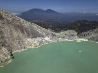 Indonesien, Java, Luftaufnahme des grünen Schwefelsees des Vulkans Ijen - KNTF03544