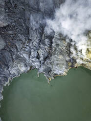 Indonesien, Java, Luftaufnahme des grünen Schwefelsees des Vulkans Ijen - KNTF03550