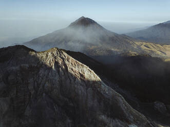 Indonesien, Java, Luftaufnahme der Berge um den Vulkan Ijen - KNTF03561