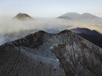 Indonesien, Java, Luftaufnahme von Rauch, der über den Bergen um den Vulkan Ijen schwebt - KNTF03570