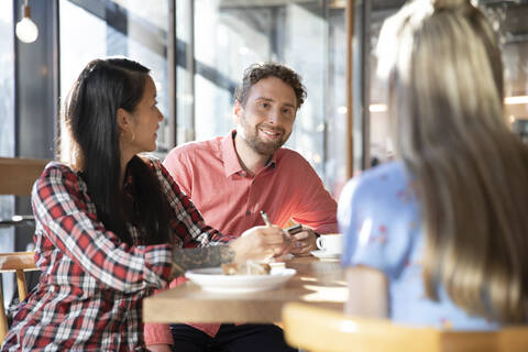 Freunde treffen sich in einem Cafe, lizenzfreies Stockfoto