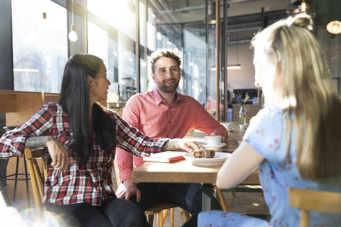 Freunde treffen sich in einem Cafe - FKF03640