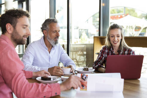 Casual business people having a meeting in a cafe - FKF03671
