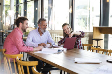 Casual business people having a meeting in a cafe - FKF03672