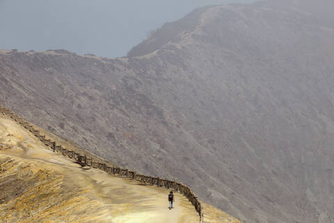 Junge Frau, Vulkan Ijen, Java, Indonesien, lizenzfreies Stockfoto