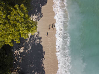 Luftaufnahme von Kindern am Strand, Sumbawa, Indonesien - KNTF03579