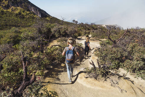 Junge Frauen beim Spaziergang am Vulkan Ijen, Java, Indonesien - KNTF03580