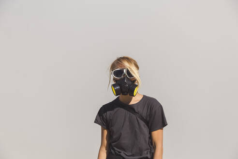 Junge Frau mit Atemschutzmaske am Vulkan Ijen, Java, Indonesien - KNTF03583