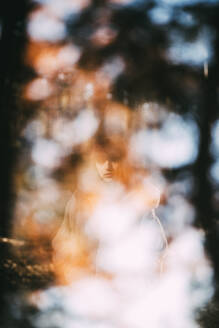 Junge Frau entspannt sich im Herbstwald - DAMF00118