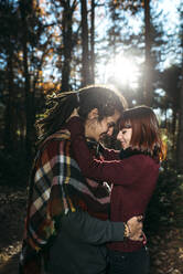 Glückliches, verliebtes junges Paar im Wald - DAMF00122