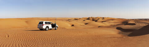 Mann mit Geländewagen, Fotografieren in der Wüste, Wahiba Sands, Oman, lizenzfreies Stockfoto