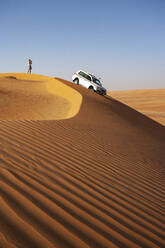 Mann mit Geländewagen, Fotografieren in der Wüste, Wahiba Sands, Oman - WWF05283