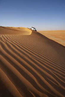 Sultanat Oman, Wahiba Sands, Dünenfahrt im Geländewagen - WWF05284