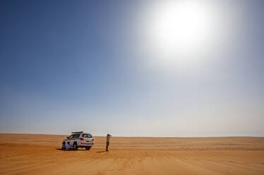 Mann mit Geländewagen, Fotografieren in der Wüste, Wahiba Sands, Oman - WWF05288