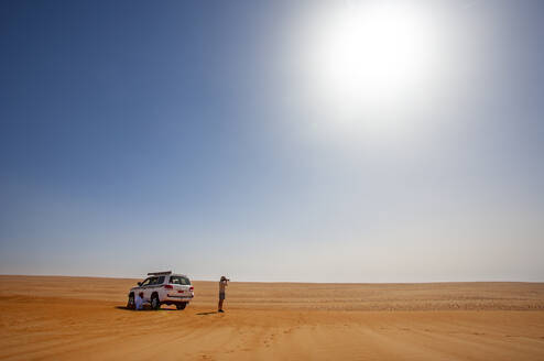 Mann mit Geländewagen, Fotografieren in der Wüste, Wahiba Sands, Oman - WWF05288