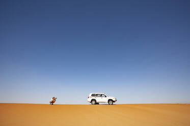 Mann mit Geländewagen, Fotografieren in der Wüste, Wahiba Sands, Oman - WWF05290