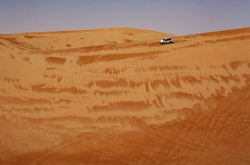 Sultanat Oman, Wahiba Sands, Dünenfahrt im Geländewagen - WWF05300