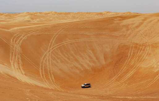 Sultanat Oman, Wahiba Sands, Dünenfahrt im Geländewagen - WWF05301