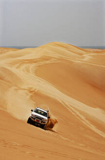 Sultanat Oman, Wahiba Sands, Dünenfahrt im Geländewagen - WWF05302