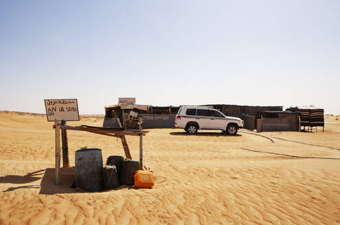 Tankstelle in der Wüste, Wahiba Sands, Oman - WWF05307