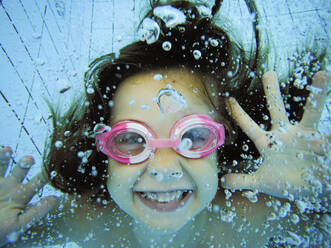 Unterwasserporträt eines glücklichen Mädchens - XCF00256