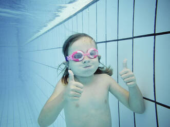 Unterwasserporträt eines Mädchens mit Daumen nach oben - XCF00257
