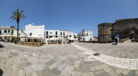 Italien, Provinz Lecce, Otranto, Leerer alter Stadtplatz an einem sonnigen Tag - AMF07320