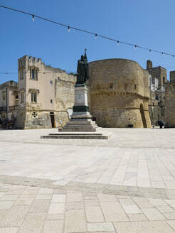 Italien, Provinz Lecce, Otranto, Denkmal der Märtyrerin auf der Piazza degli Eroi - AMF07324
