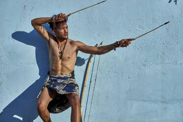 Stammesangehöriger mit seinem traditionellen Bogen und Pfeilen, Lubango, Angola - VEGF00754