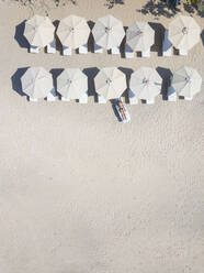 Frau auf einer Sonnenliege am Strand liegend, Gili Air, Gili-Inseln, Indonesien - KNTF03586