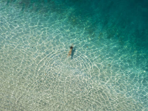 Frau beim Schwimmen im Meer, Gili Air, Gili-Inseln, Indonesien, lizenzfreies Stockfoto