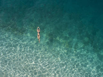 Frau schwimmt im Meer, Gili Air, Gili-Inseln, Indonesien - KNTF03595