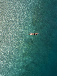 Frau schwimmt im Meer, Gili Air, Gili-Inseln, Indonesien - KNTF03596